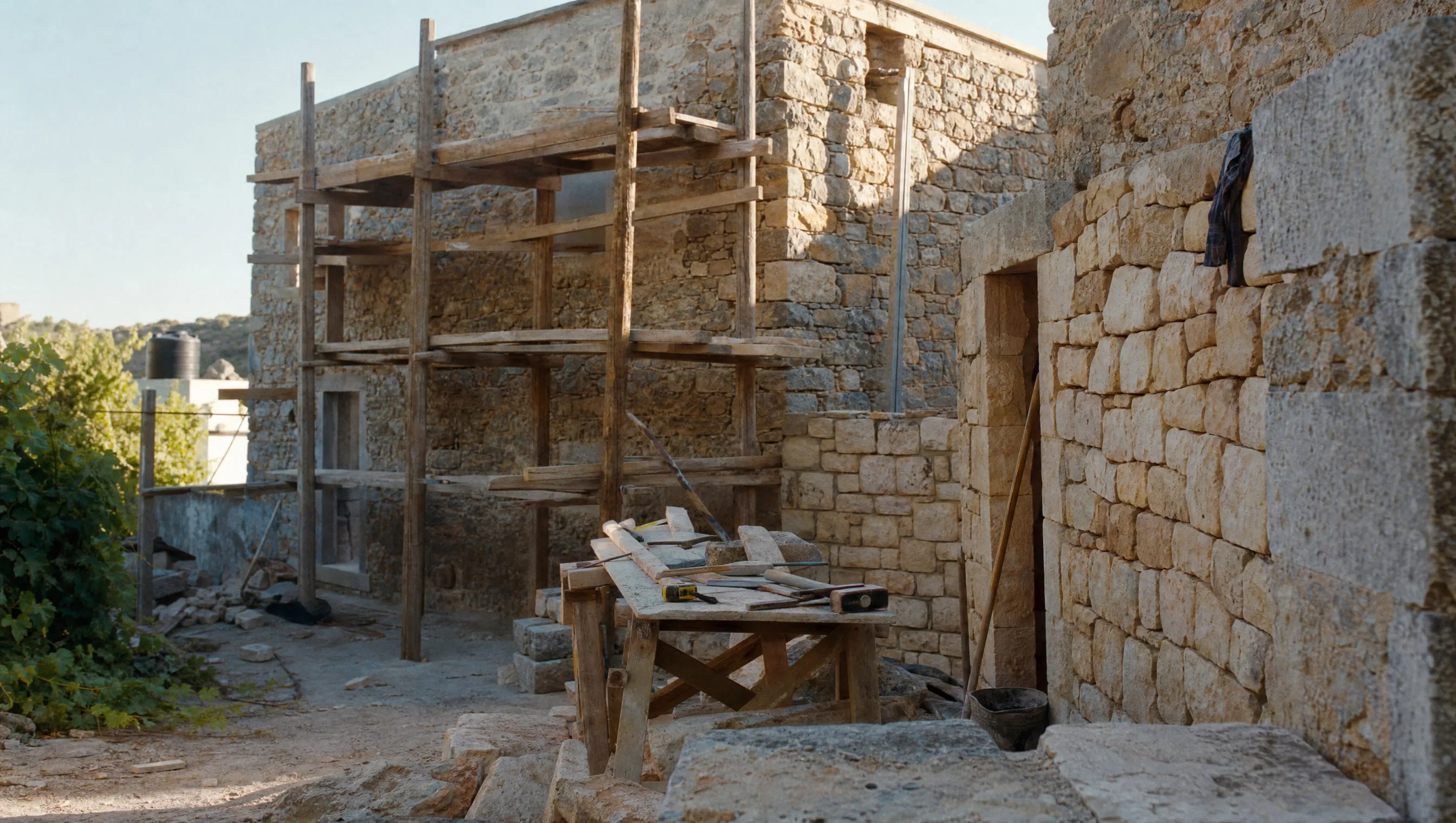 Traditionelles kretisches Steinhaus während der behutsamen Sanierung