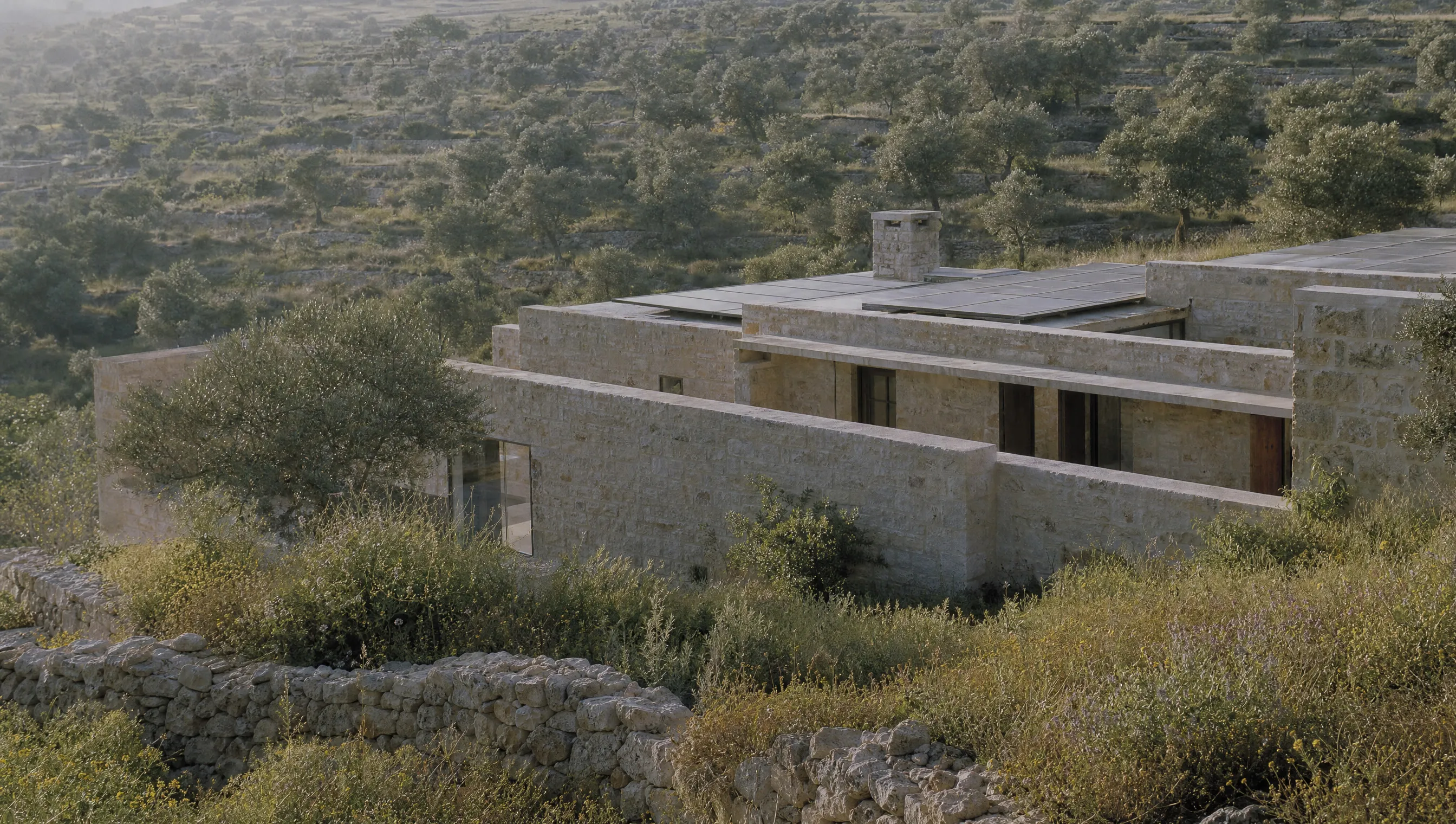 Nachhaltig gebautes Natursteinhaus mit Solaranlage in kretischer Landschaft