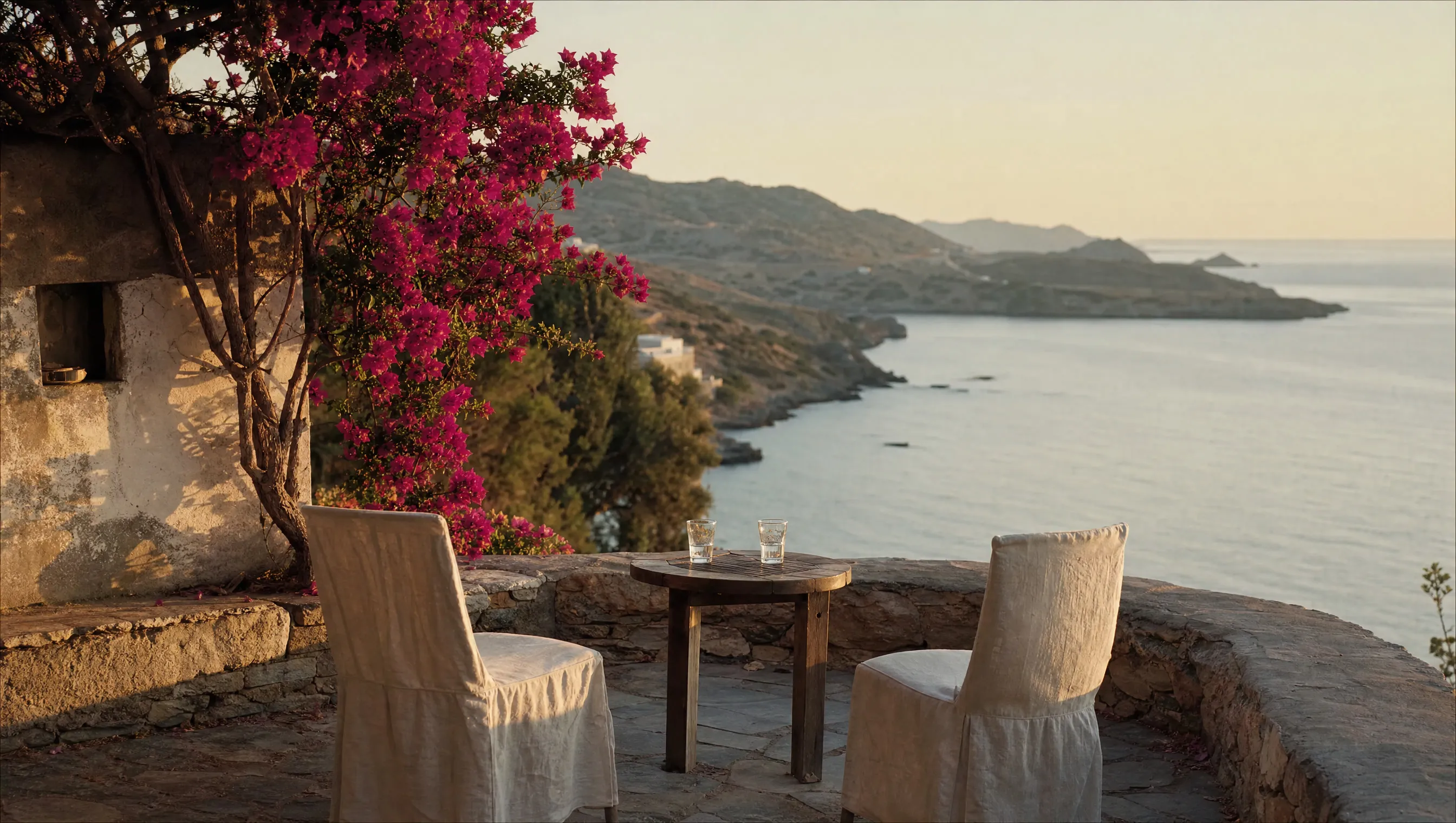 Team von Hephaistos Real Estate auf einer Terrasse mit Blick auf eine kretische Bucht