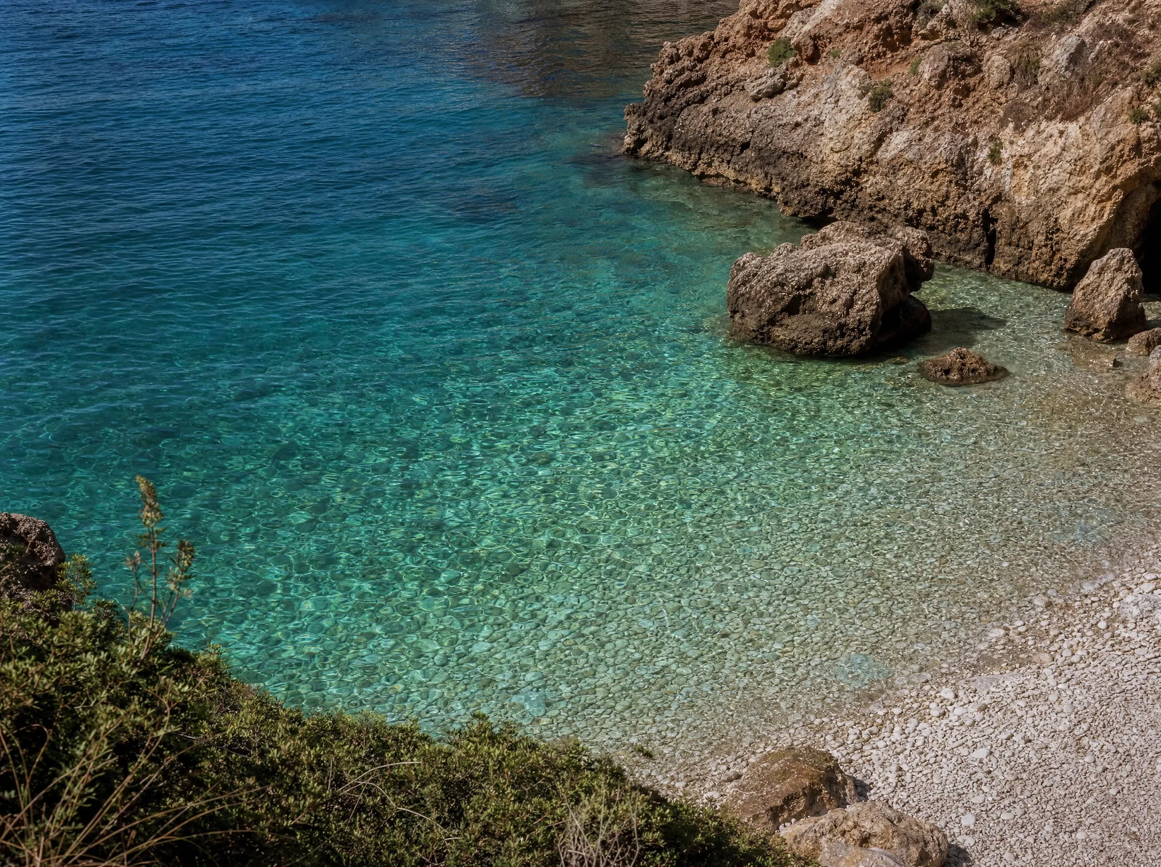 Türkisfarbenes Wasser an der Küste